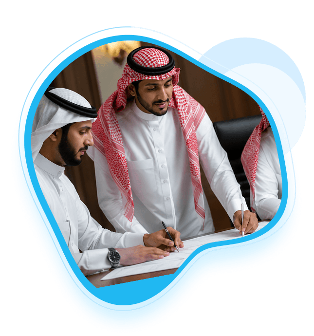 فريق يعمل على الحاسوب